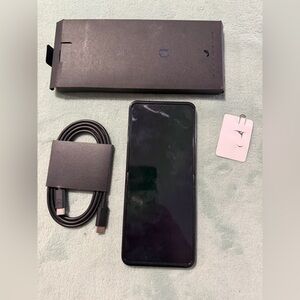 2024 Motorola Razor Flip-256gb Kola Grey with USB-C Cable and SIM Ejector-READ